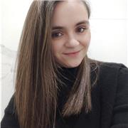 Profesora de matemáticas imparte clases a niños de primaria y ESO
